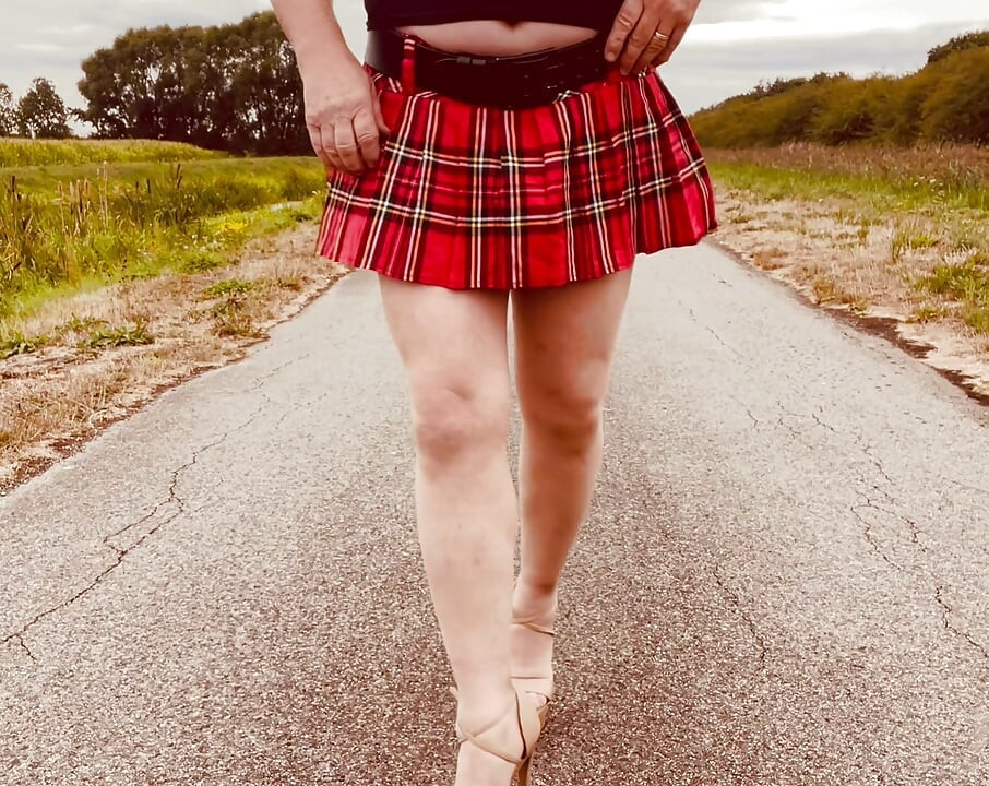 A crossdresser férj a hosszú munkanap után vidékre vonul.