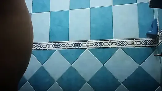 Karmica lagi asik mandi