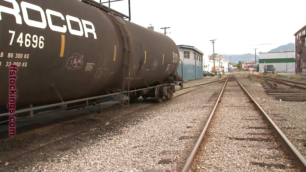 Train Tramp, in geschichteten Nylons - Nylonschlampe schleicht sich in den Railway Yard
