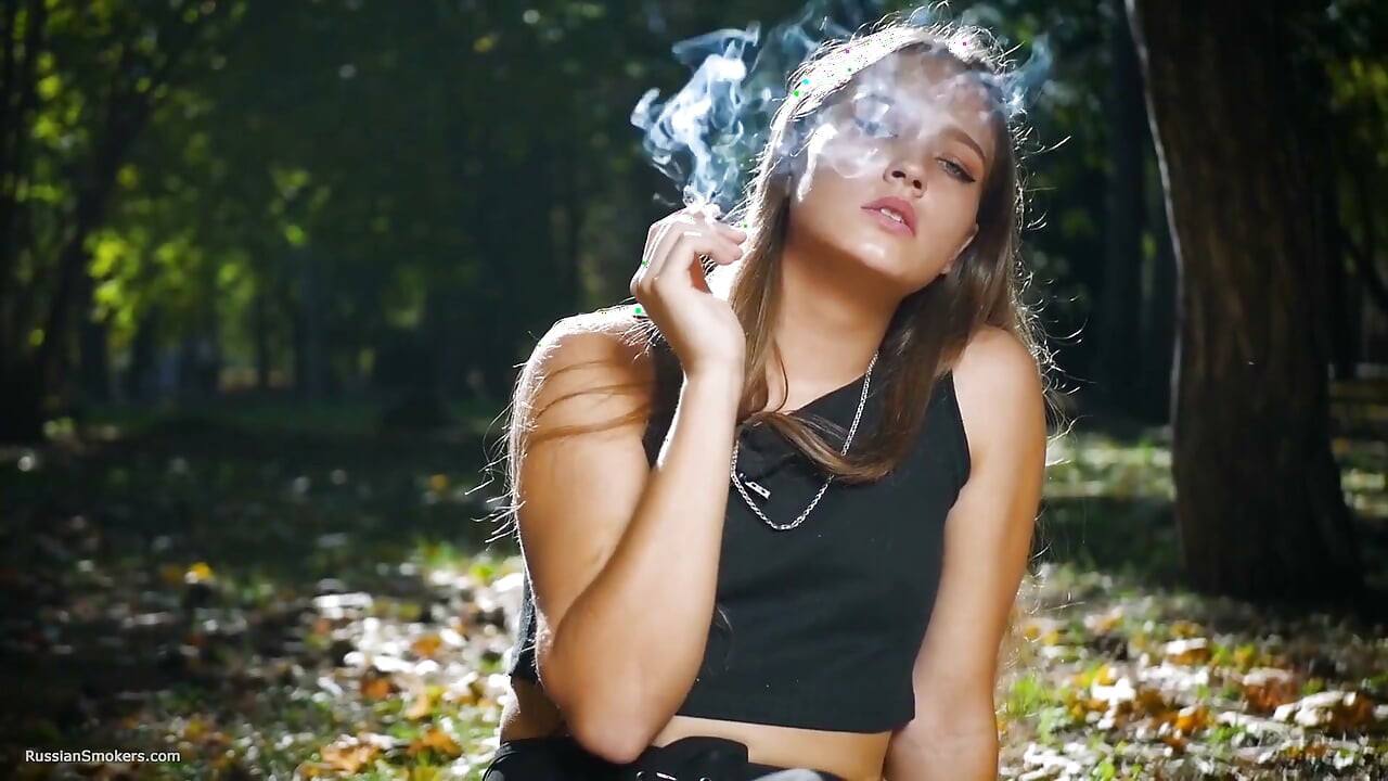 Svůdná ruská kráska kouří cigaretu ve studiu