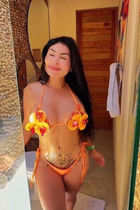 We Shared a Shower with a Beautiful Influencer on the Beaches of San Andres Colombia, Amateur Porn Without a Condom