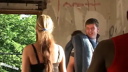 Melanie manis dijemput dan disetubuhi