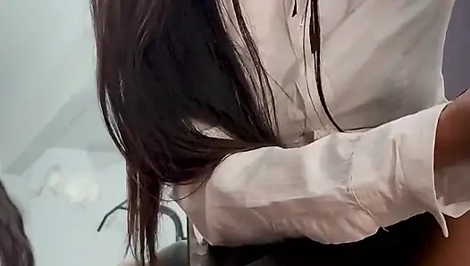 Mädchen in college-uniform masturbiert