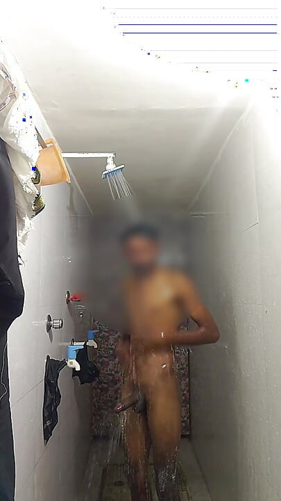 Bathroom me nage nahane wala video