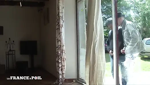 Великолепную блондинку трахают, пока за стариками подглядывает