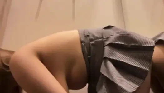 Jucielussie lutscht in der umkleidekabine und masturbiert
