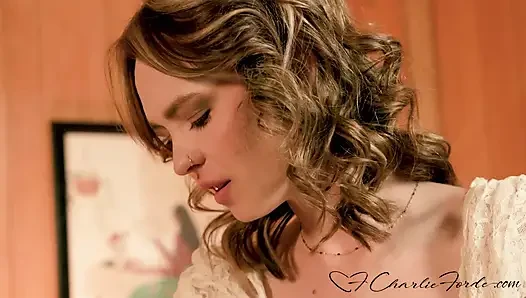 Si cantik lilly bell masukin tangannya ke dalam memek becek charlie forde