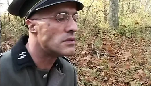 Junge schwarze frau mit schönen titten im wald von einem großen schwanz gefickt und in den mund gespritzt