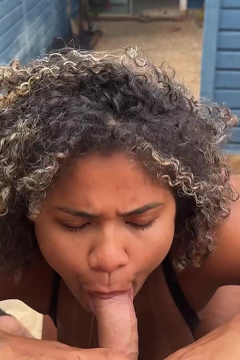 Cette petite amie parfaite adore donner sa chatte au bord de la piscine