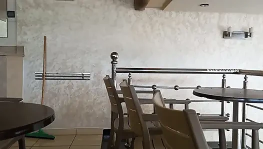 Aku ketemu sama cewek ini kebetulan di kafe, pulang ke rumah sama dia, dan kami akhirnya sama dia