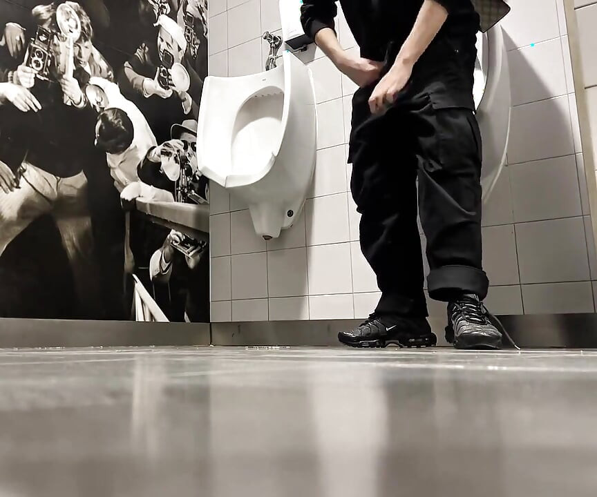 ショッピングセンターの公衆トイレでの一日