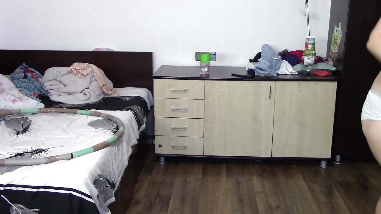 Seksi karısı evde çıplak antrenman yapıyor. Seksi esmer çorap, kıllı kedi, büyük göt, büyük göğüsler deniyor.