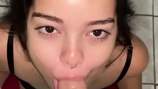 Memulai hari dengan blowjob yang lezat dan mulut penuh susu dari wajah cantik itu adalah cara yang bagus untuk memulai.
