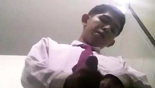 Estudiante universitario tailandés se masturba hasta correrse en el baño de la universidad