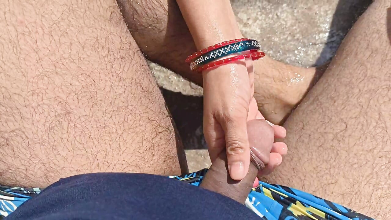 Bhabhi ko field mai kapde dhote samay mud marwai