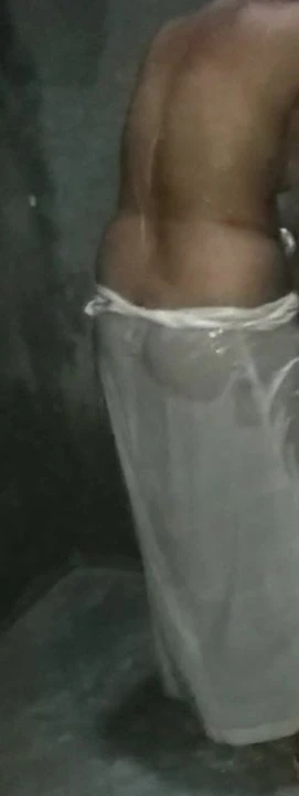 Desi bhabhi gand hilakr nahati hue
