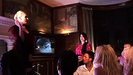 Şehvetli kahya kütüphanede güzel solucan yardımıyla solucanını kırbaçlıyor