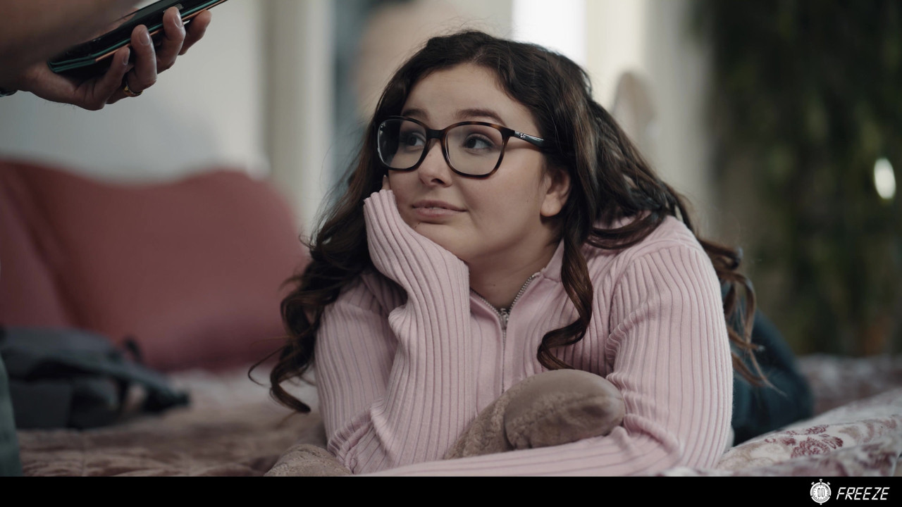 継父は継娘を凍らせ、彼女を何度も大きなうめき声のオーガズムにファックします