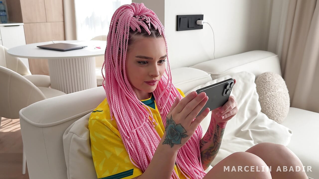 Fodida uma gozada interna de uma fã de futebol brasileira por Marcelin Abadir