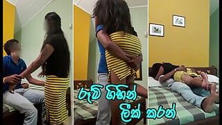 Bella ragazza dello sri lanka scopa con un amico dopo le lezioni - india