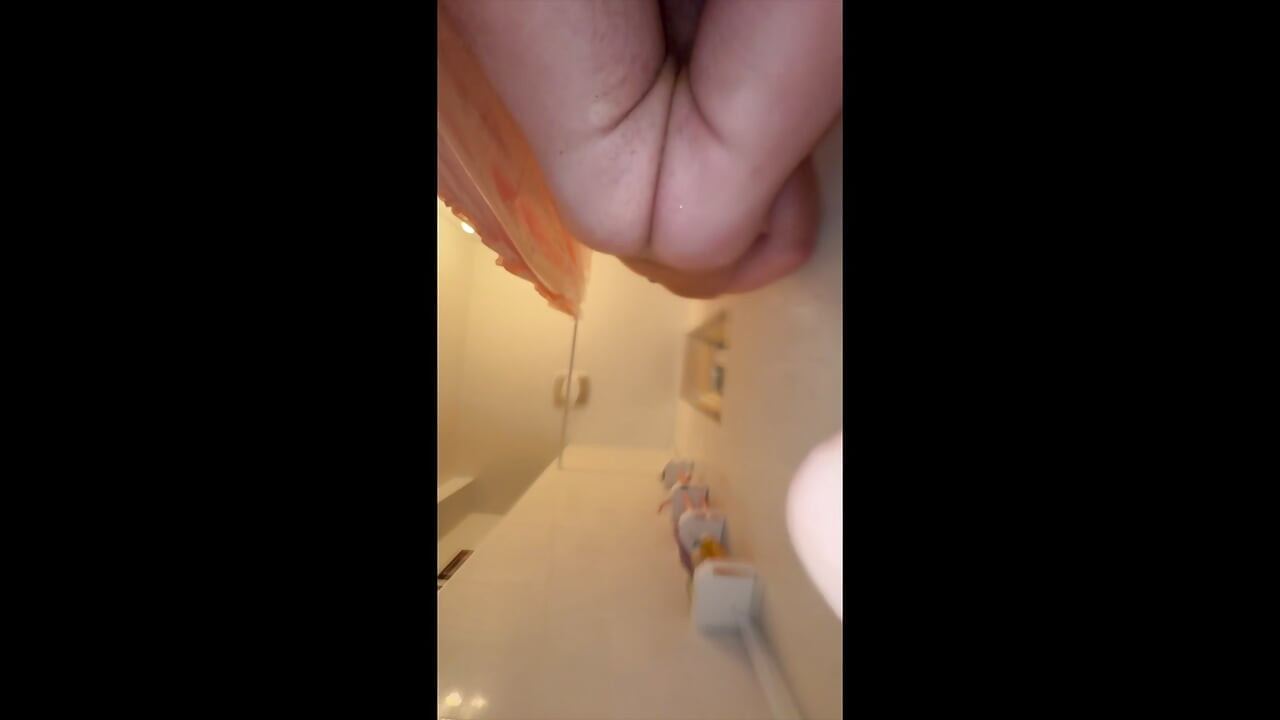 Memasukkan dildo yang semakin besar ke dalam pantatku di bak mandi