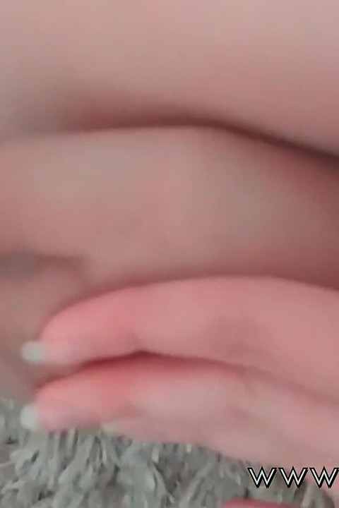 Budak seks pecundang dengan stoking seksi ini memuja kakiku dengan nikmat