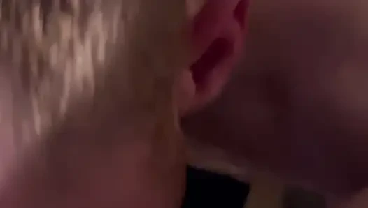 Ev yapımı gerçek amatör çift kanepede eğleniyor. Gerçek orgazm