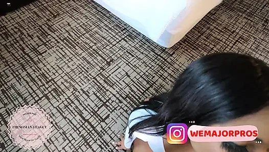 Boğazımı sikiyorum ve yüzüme patlıyor