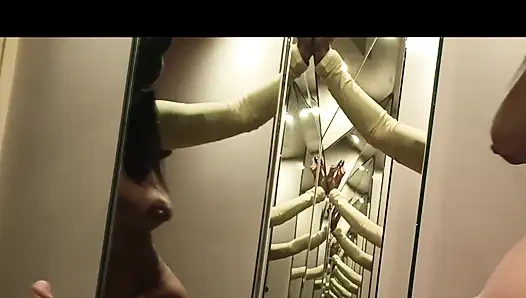 Неудовлетворенная жена поднимается на вершину огромного дилдо и вводит его глубоко в ее мясистую киску.