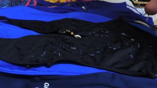 Sperma auf Badeanzug, Spandex schwarz.