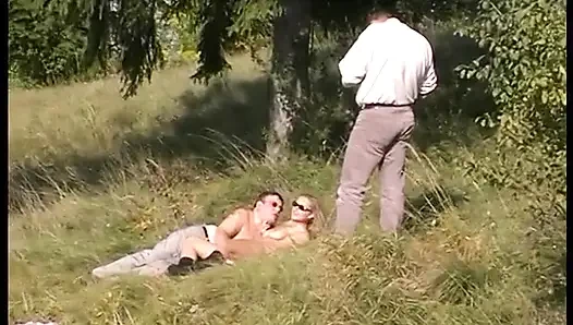 Büyük memeli sarışın amcığı açık havada yalıyor ve çarpıyor