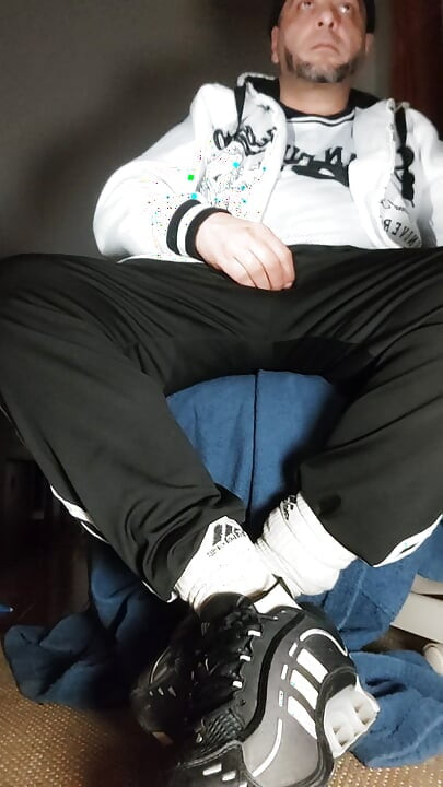 The Dregsau Dj-bro Pisses in His Pants.