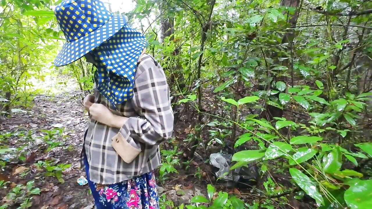 Thai Teenagers get Lost in the Forest and get Horny, so they have Sex.