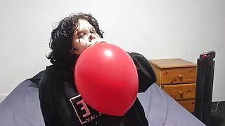 Menina palhaço explodindo e rebolando enorme balão