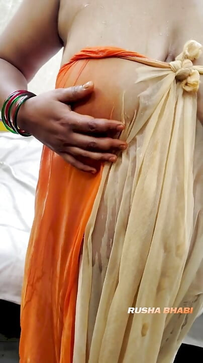 Rusa bhabi showing wet boobs in video call