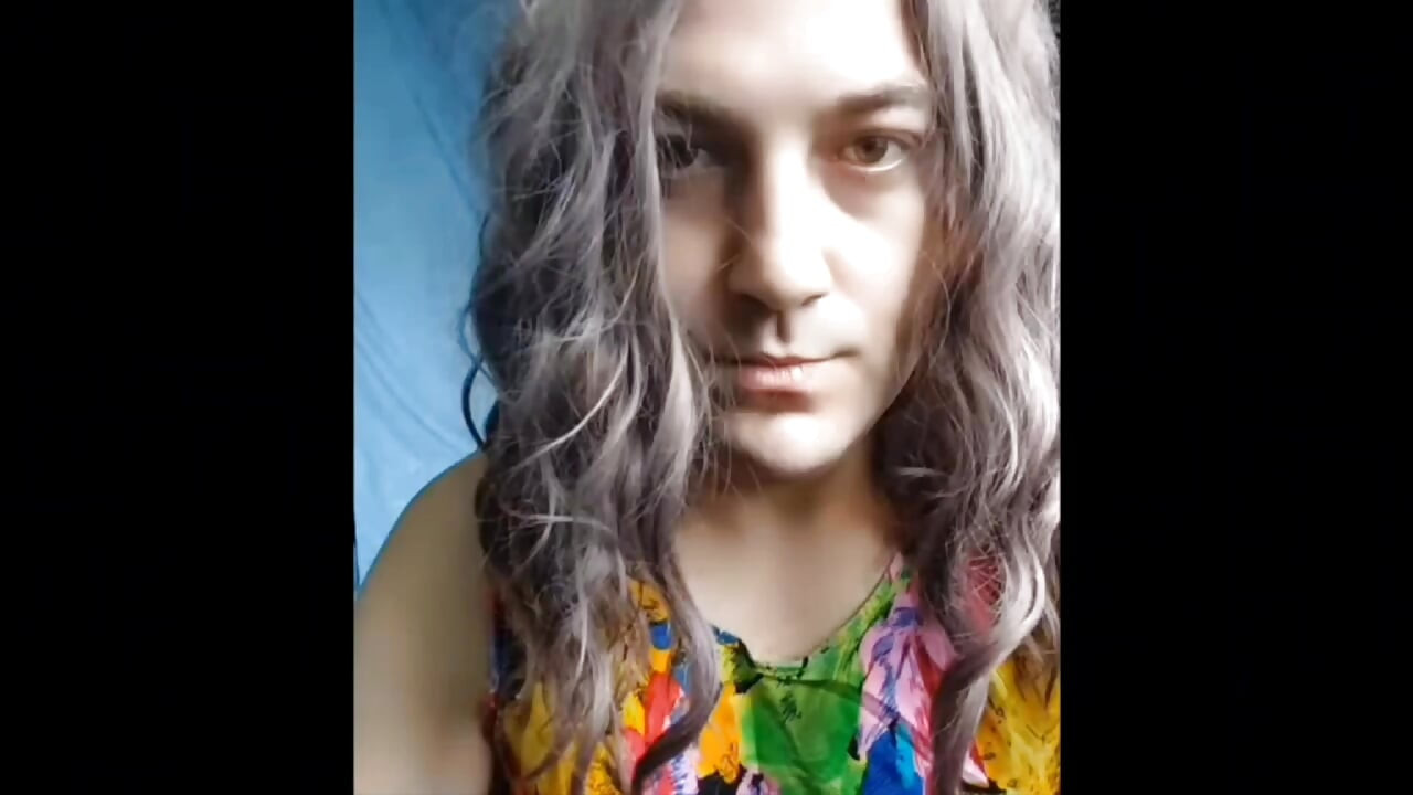 Slatki femboy polako podiže jednu čarapu