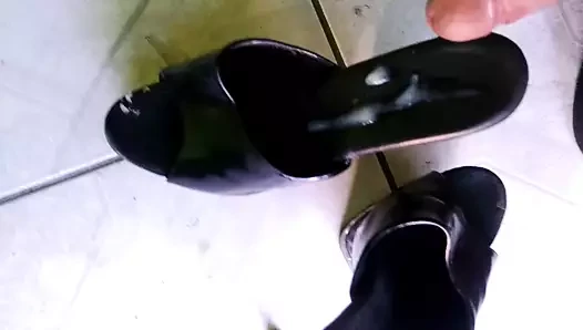 Arkadaşım bu topukluları salla.