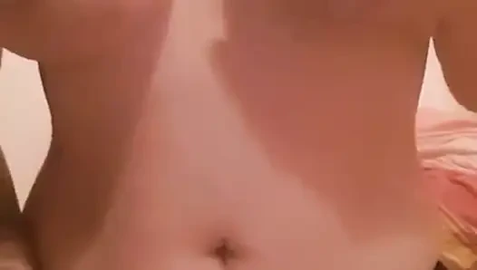 Islak amcıkla oynarken gerçek orgazm