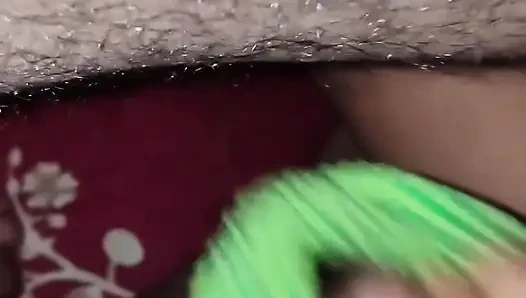 Pertama-tam masukkan ke mulut dan kemudian ke dalam memek