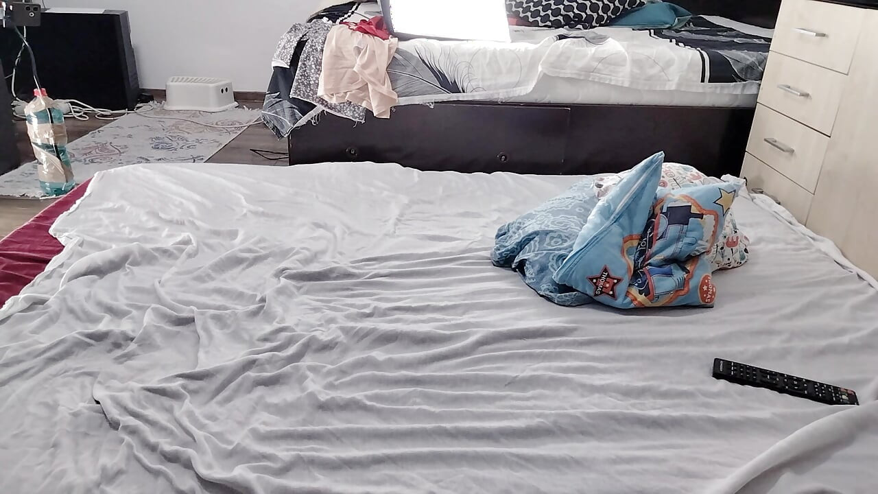 Amateur wife dancing around the house naked, big nipples, big ass.