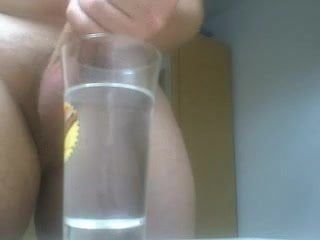 In ein Wasserglas wichsen