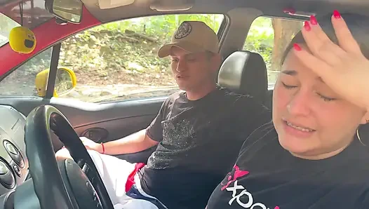 Ich helfe einer dicken Latina, mitten im Nirgendwo zu verwüsten, im Austausch für einen harten Fick in ihrem Auto.