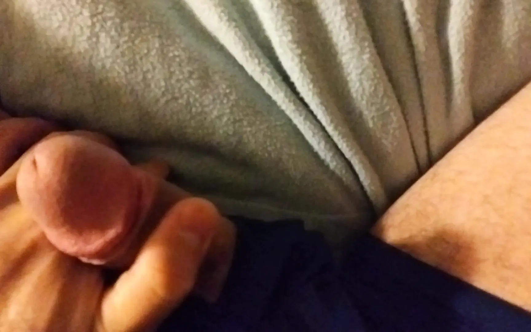 Aku lagi asik mainin kontolku sama dua tante seksi