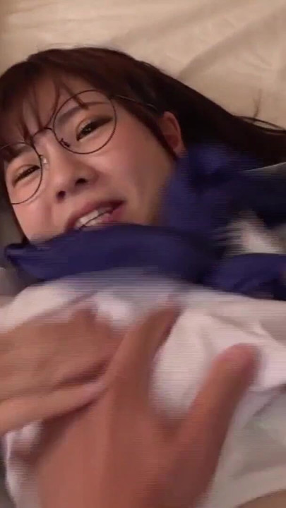 Saf ve masum, siyah saçlı, liseli kız kıyafeti, güzel kız, dölleme 4 | Klip 2