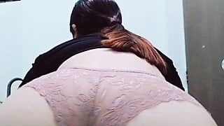Сексуальная мексиканская милфа-секретарша с большой жопой снимает униформу в офисе и показывает свою большую задницу