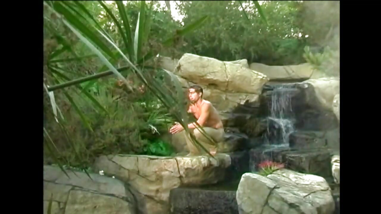 Tóc vàng với bộ ngực to chơi một con cu khổng lồ