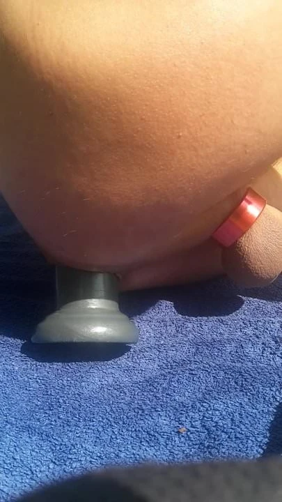 dicker Dildo am See im Arsch