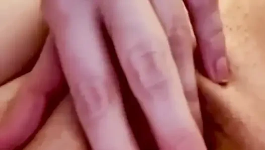 Милфа долбит свою киску