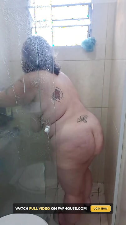 Naked Girl Cleans the House & Jerks You off with a Sponge