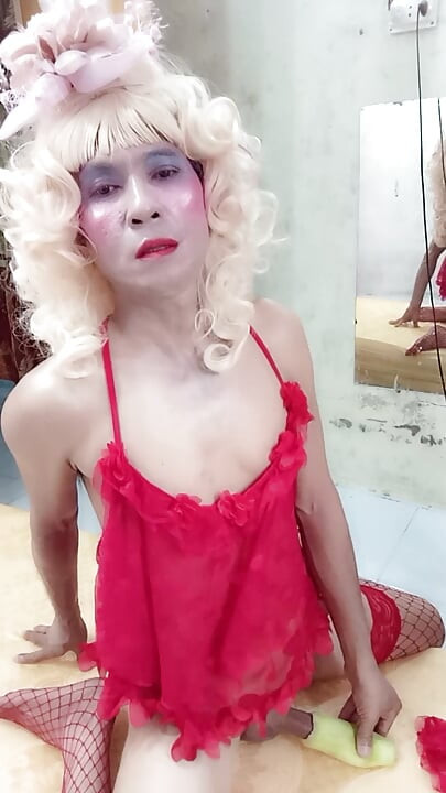 Oanh Le transgénero vistiendo ropa sugerente para jugar con bastas fingiendo ser demasiado feliz